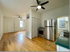 2221 N Hoyne Ave, Unit 2 in Chicago, IL - Foto de edificio - Building Photo