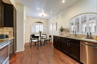 8653 E Royal Palm Rd in Scottsdale, AZ - Building Photo - Building Photo