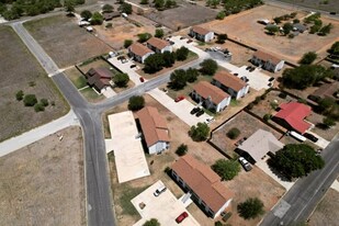 119 Circle Ct in Pleasanton, TX - Building Photo