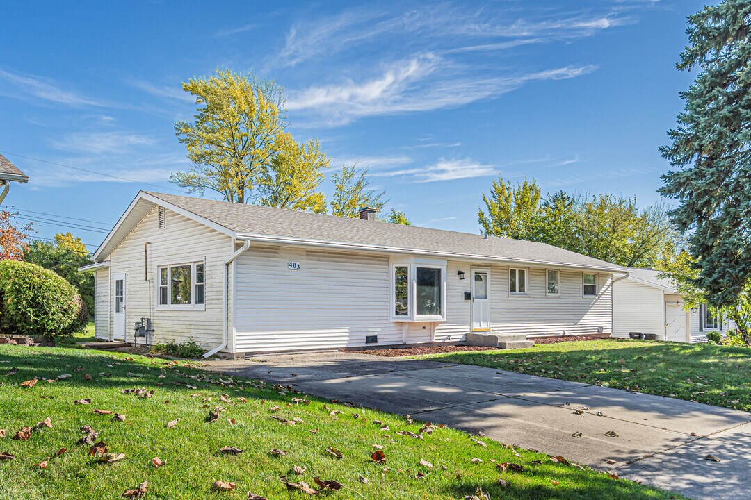 403 Arrowhead Trail in Carol Stream, IL - Building Photo