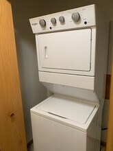 5293 Manchester Dr in Maple Plain, MN - Foto de edificio - Building Photo