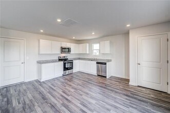 300 Coverly Ct in Kingston, GA - Building Photo - Building Photo