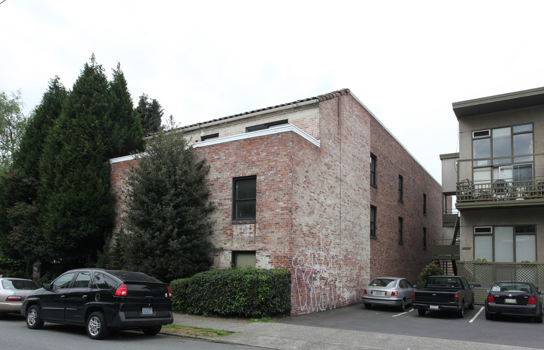 Lombardi Court Apartments in Seattle, WA - Foto de edificio