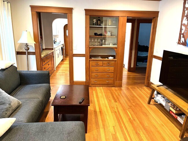 12 Upland Rd, Unit 1 in Somerville, MA - Foto de edificio - Building Photo