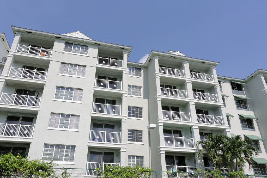 The Falls At Marina Bay Apartments in Fort Lauderdale, FL