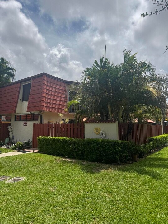 3918 Victoria Dr in West Palm Beach, FL - Building Photo