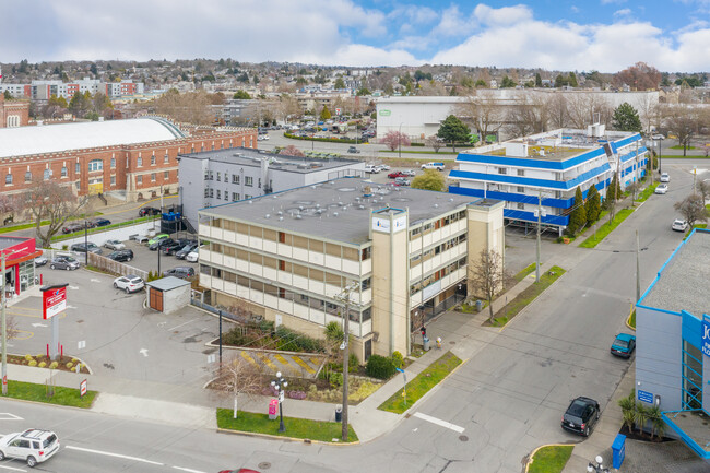 Queens Manor in Victoria, BC - Building Photo - Building Photo