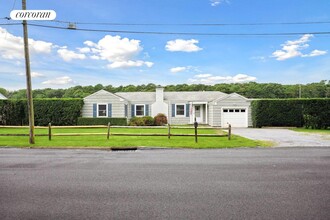 19 Bishop Ave in Westhampton, NY - Building Photo - Building Photo