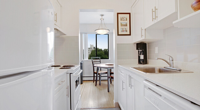 1355 Pendrell St in Vancouver, BC - Building Photo - Building Photo