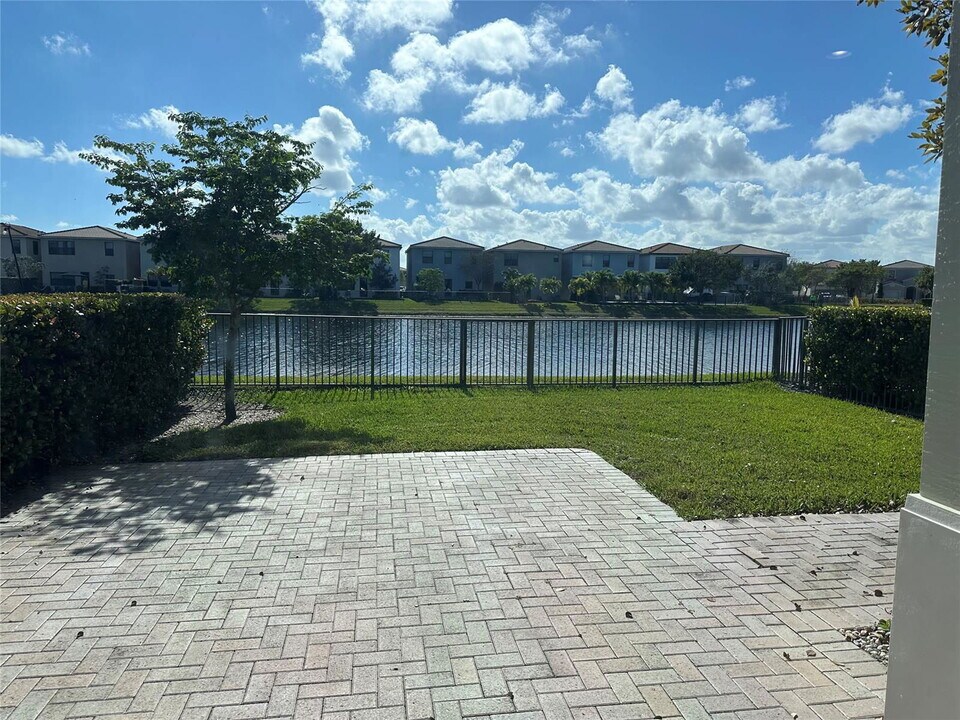 632 NE 193rd St in Miami, FL - Building Photo