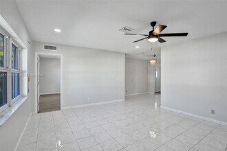 2621 SW Natura Ave in Deerfield Beach, FL - Foto de edificio - Building Photo