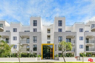 5320 Cartwright Ave in Los Angeles, CA - Building Photo