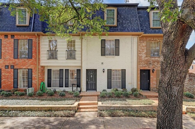 361 N Post Oak Ln in Houston, TX - Building Photo - Building Photo