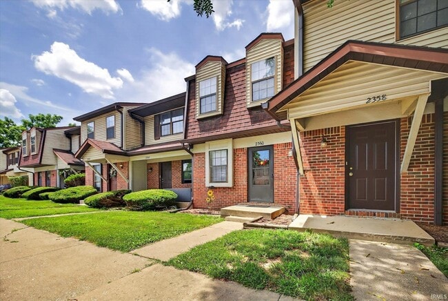 2360 S Henderson St in Bloomington, IN - Foto de edificio - Building Photo