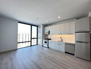 2155 N Elston Ave, Unit 017 in Chicago, IL - Building Photo - Building Photo