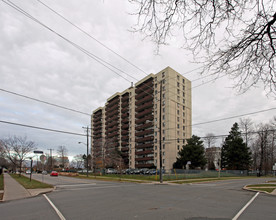 Bathurst Towers in Toronto, ON - Building Photo - Building Photo