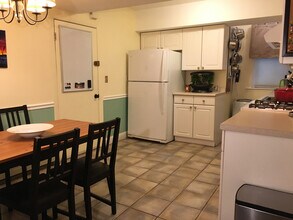 1895 Beacon St, Unit 4 in Brookline, MA - Building Photo - Building Photo