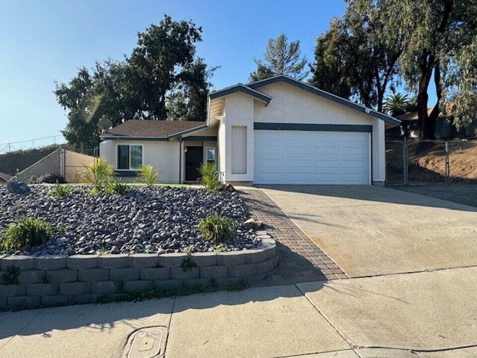 1723 Chatsbury St in El Cajon, CA - Building Photo