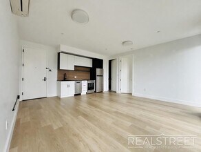 Sun-Drenched Boutique Living in Prime Williamsburg | Private Balconies & Skyline Views, Unit 4B in Brooklyn, NY - Foto de edificio - Building Photo