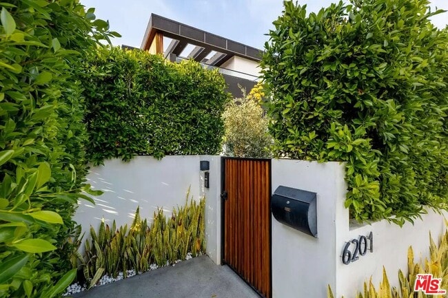 6201 Lindenhurst Ave in Los Angeles, CA - Building Photo - Building Photo