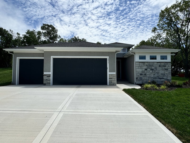 1617 SW Hedgewood Ln in Lee's Summit, MO - Building Photo