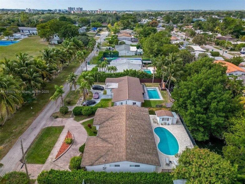 2325 NE 191st St in Miami, FL - Building Photo