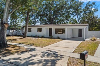 8014 W Comanche Ave in Tampa, FL - Building Photo - Building Photo