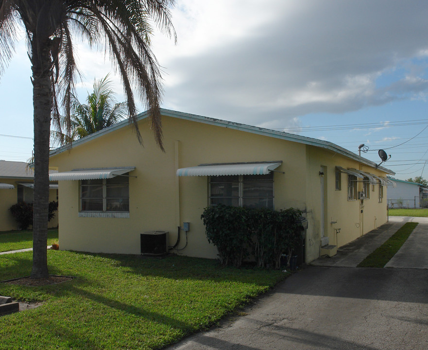 2208 Johnson St in Hollywood, FL - Building Photo