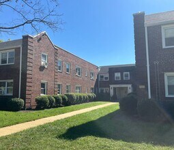 220 Allison St NW in Washington, DC - Foto de edificio - Building Photo