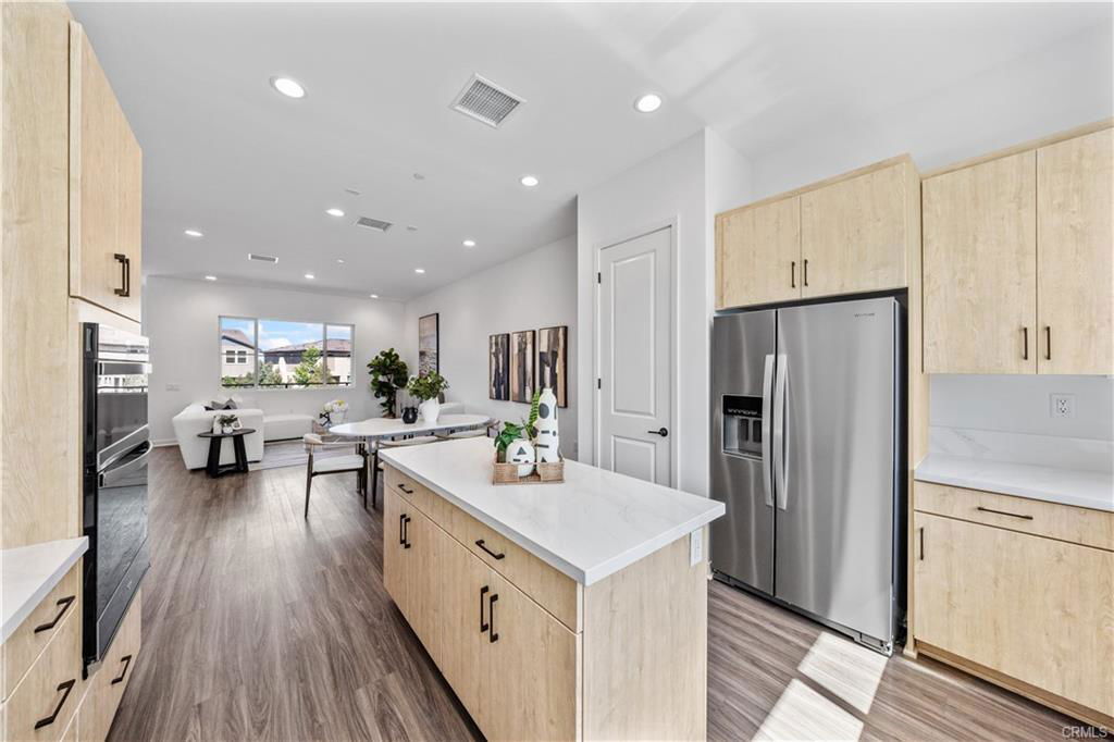 1073 Cadence in Irvine, CA - Building Photo
