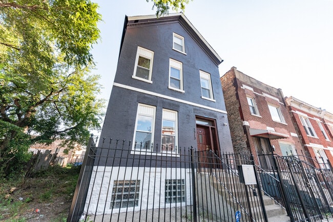property at 2713 W Gladys Ave