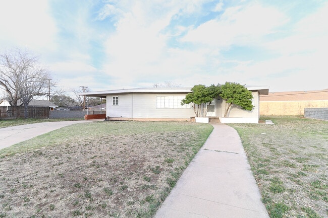 1607 Sycamore St in Big Spring, TX - Building Photo - Building Photo