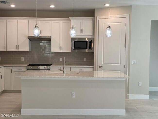 6856 Winding Cypress Dr in Naples, FL - Building Photo - Building Photo