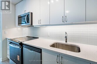 38 Annie Craig Dr in Toronto, ON - Building Photo - Building Photo