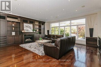 2339 Millstone Dr in Oakville, ON - Building Photo - Building Photo