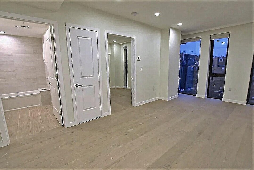 41-26 44th St in Queens, NY - Building Photo