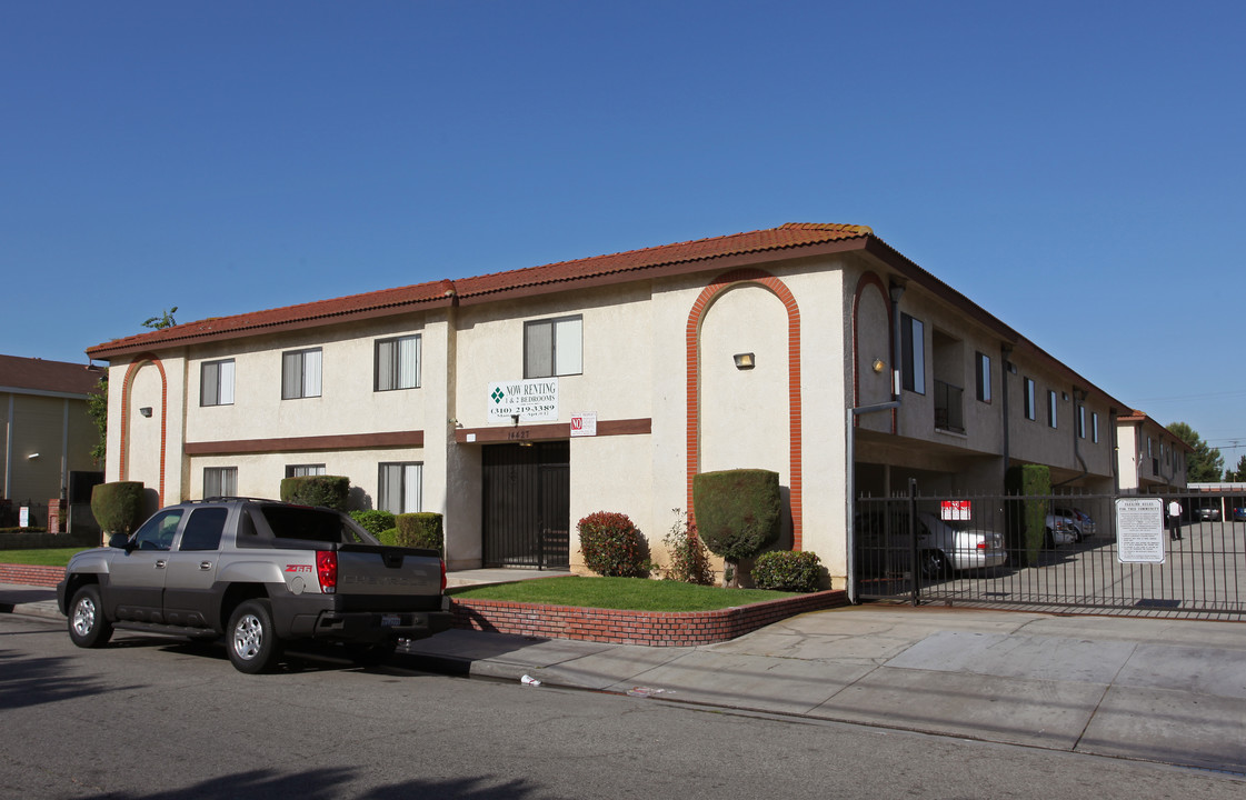 14427 Cerise Ave in Hawthorne, CA - Foto de edificio