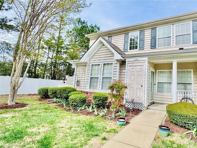 114 Ellis Dr in Yorktown, VA - Building Photo - Building Photo