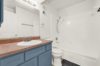 8100 Creekbend Dr in Houston, TX - Building Photo - Building Photo