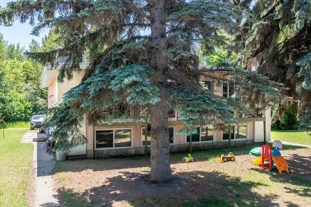 6022 58A St in Red Deer, AB - Building Photo