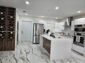 106 SE 4th Ave in Hialeah, FL - Building Photo - Building Photo