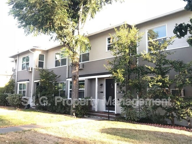 property at 228 E Maple St