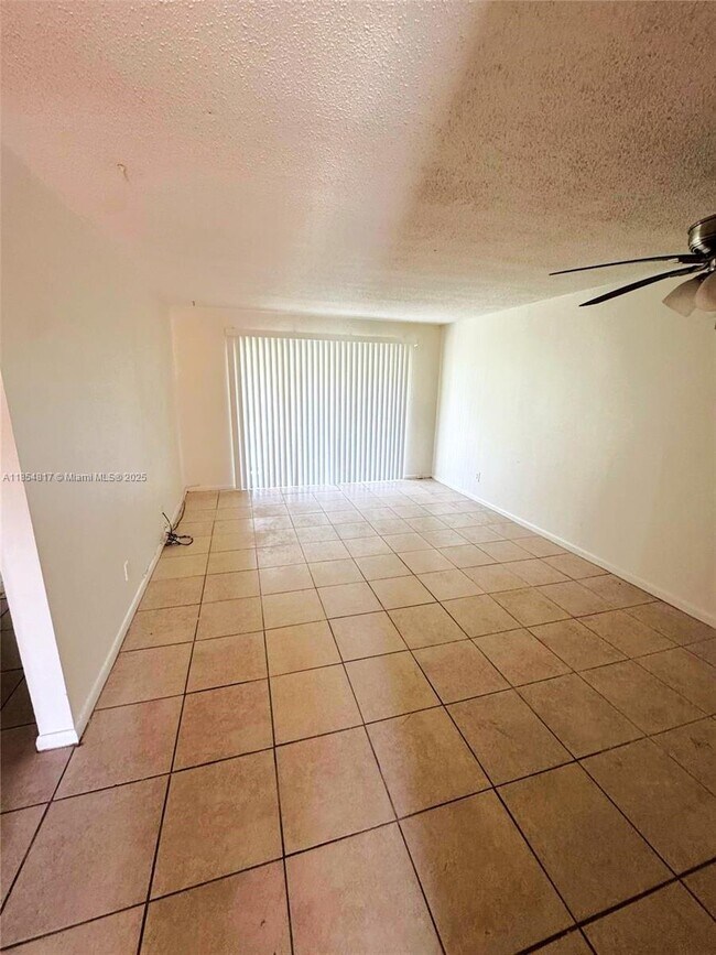 property at 932 W Kalmia Dr