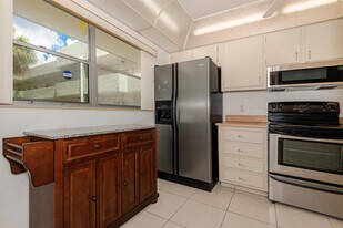 6075 N Sabal Palm Blvd in Tamarac, FL - Building Photo