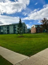 Whispering Oaks Apartments in Waukegan, IL - Building Photo - Building Photo