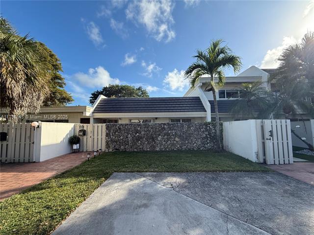 8302 SW 81st Ter in Miami, FL - Building Photo