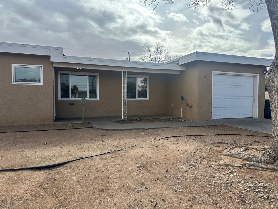 4024 Comanche Rd NE in Albuquerque, NM - Building Photo