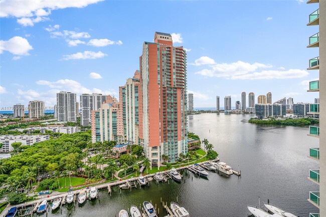 3340 NE 190th St in Miami, FL - Building Photo - Building Photo