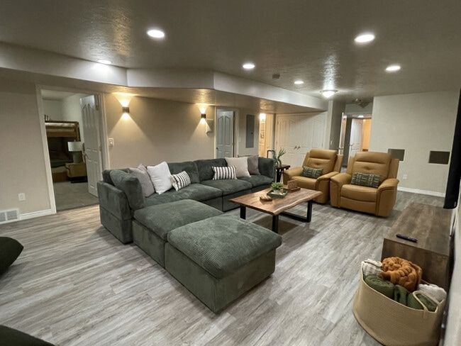 1267 E Hickenlooper Way in Draper, UT - Building Photo - Building Photo