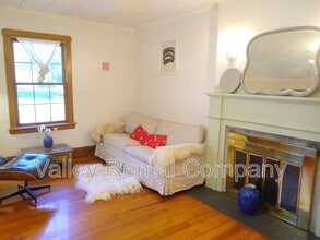 323 Pelham Rd in Amherst, MA - Building Photo - Building Photo